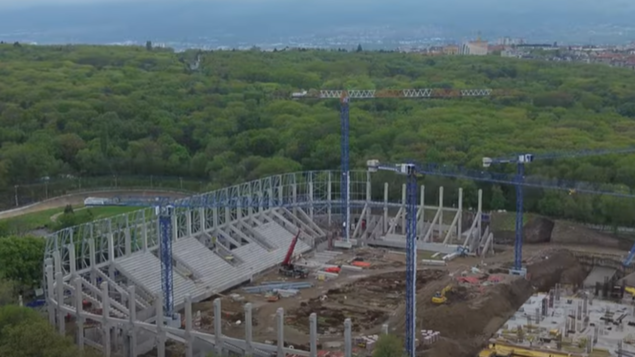 Доставиха първите части от козирката на стадион „Българска армия“