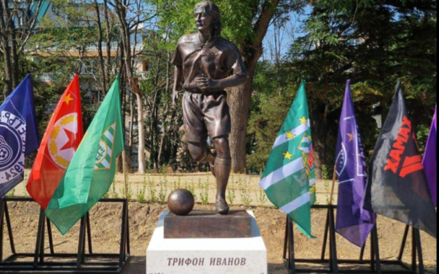 Легендите се поклониха: Велико Търново откри паметник на Трифон Иванов за 60-годишния му юбилей