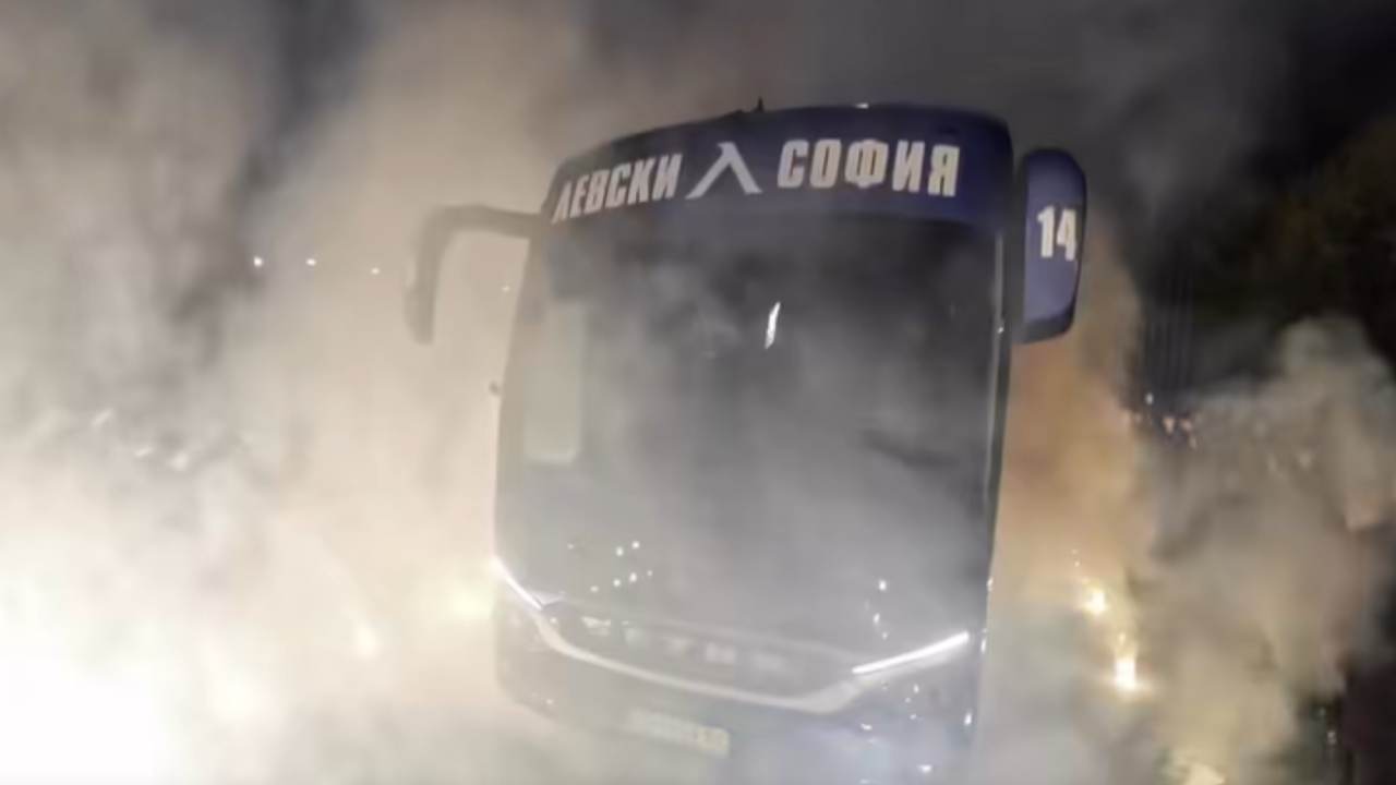 Левски представи новия клубен автобус