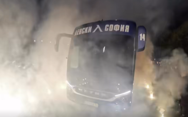 Левски представи новия клубен автобус