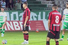 Черно море изпусна победата с 2:0 и човек повече, Локо София измъкна точка на „Тича“